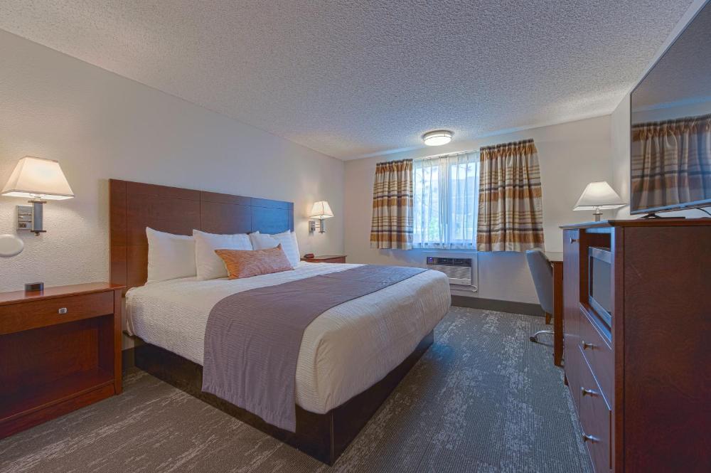 Deluxe King Room interior